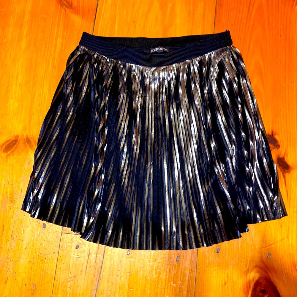 NWOT Express Gunmetal Metallic Pleated Skirt sz S